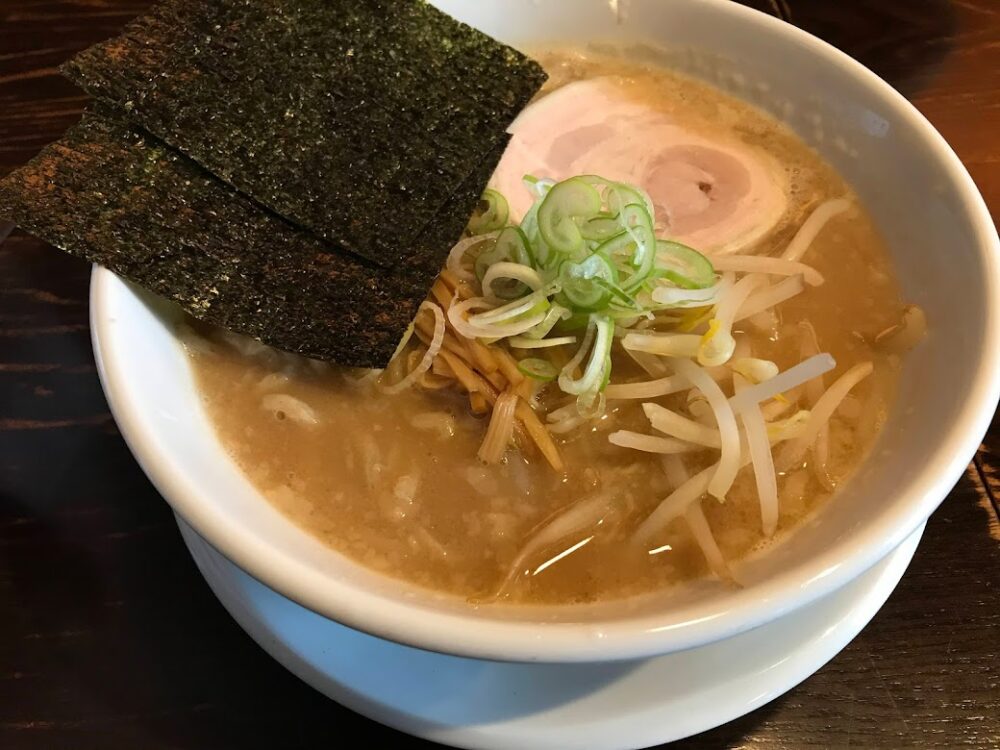 伊東・めんや若林　豚骨しょうゆラーメン