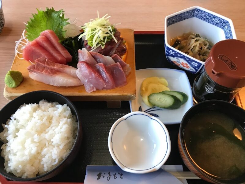 【東伊豆・磯料理うめや】熱川駅前　お刺身盛り合わせ定食￥1,250