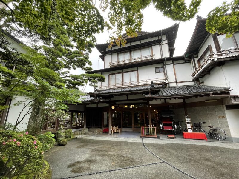 【伊豆・新井旅館】修善寺の登録有形文化財の宿　入口　人力車