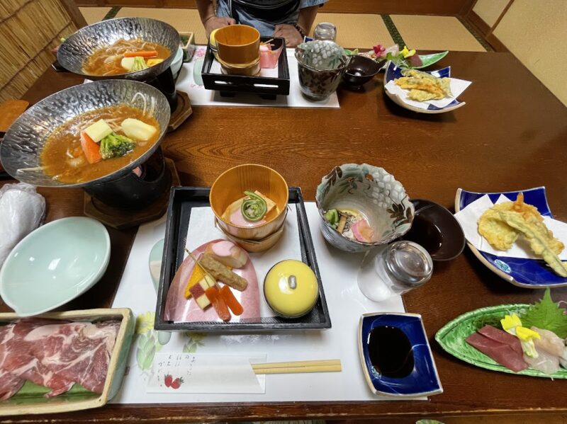 【伊豆の国・長岡温泉 伊古奈荘】お食事　夕食　すき焼き　お刺身　天ぷら　旬の山菜