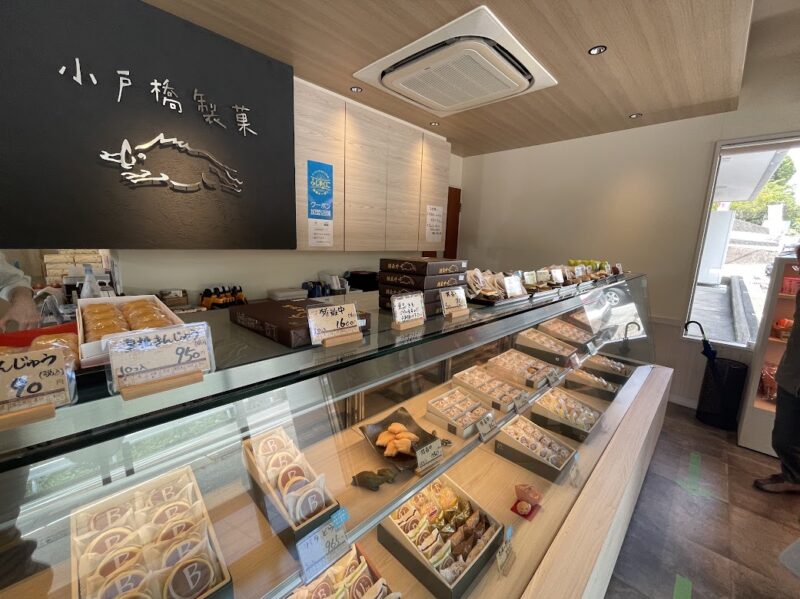 【伊豆・小戸橋製菓 本店】店内　猪モナカ