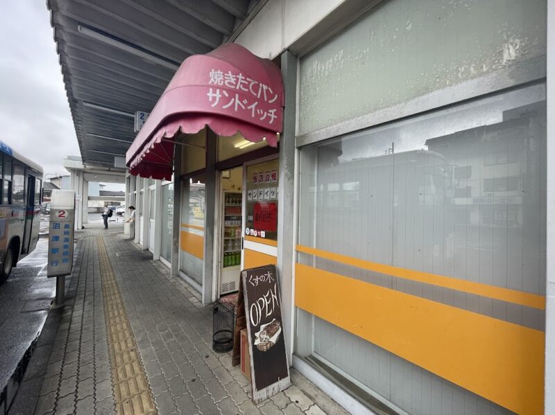 【伊豆の国市・サンドールくすの木 伊豆長岡駅本店】入口　場所