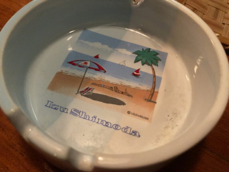 下田市カラオケスナックベル　レトロな灰皿